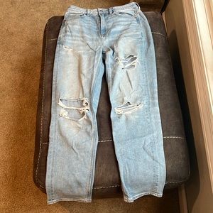Lightly ripped High rise American Eagle mom Jean